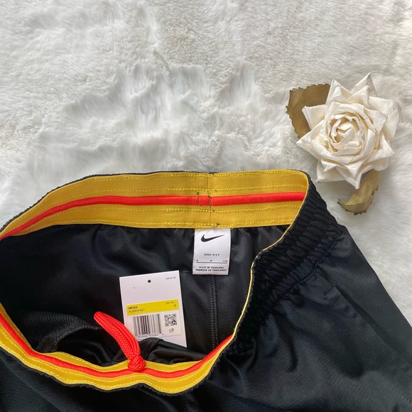 New with tags MENS NIKE BASKETBALL SHORTS SZ SM w/pockets on side,Mesh and logo - Picture 6 of 6